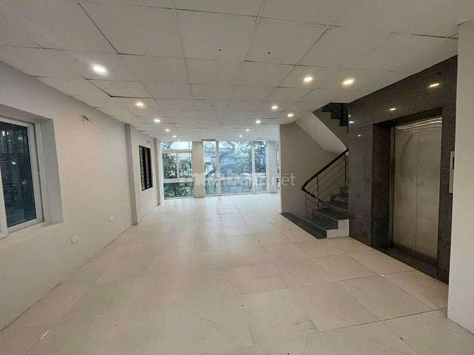 Cho thuê nhà mặt tiền 7m, 4 tầng căn góc có thang máy, 300m ra Hồ Tây