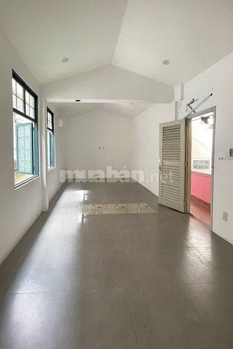 Nhà trần cao 3.8m làm studio chụp hình, shop thời trang, văn phòng