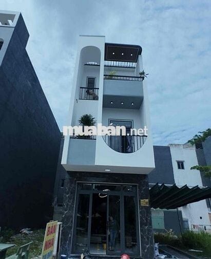 Nhà 1 trệt 2 lầu SHR đối diện công viên