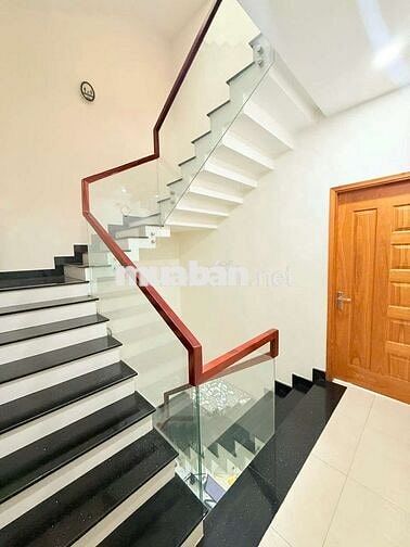 Chủ dễ tín cần bán gấp nhà cao tầng.thế kế cao cấp.hẻm thông xe hơi