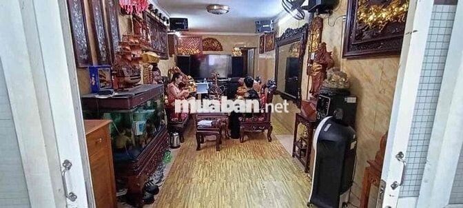 Bán nhà tập thể phố 8/3 ôt đỗ cửa nhà đẹp 2 thoáng ở ngay kinh doanh 8