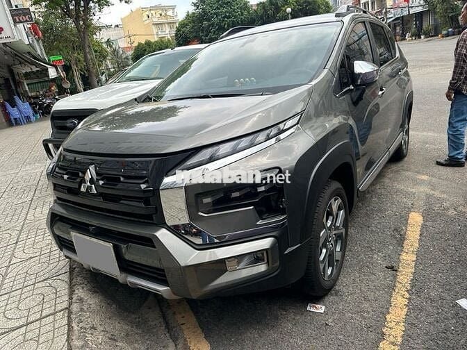 Xpander Cross 2024 màu xám lướt 9.000 km