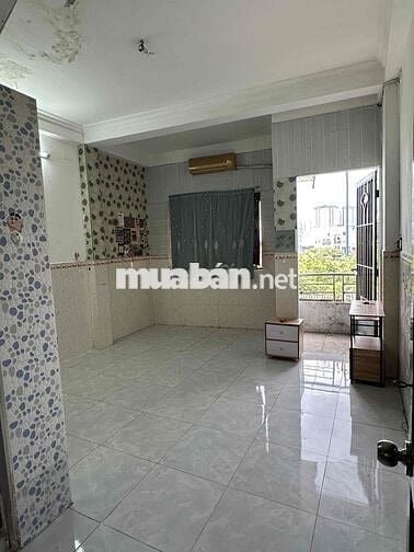 Phòng trọ 28m2 Q5, có ban công, máy lạnh
