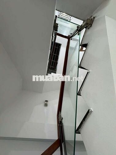 Tôi chính chủ cần bán gấp căn nhà ngay chợ bình chánh  4*15/60 m2,SHR,