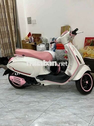 Vespa sprint trắng hồng 2024