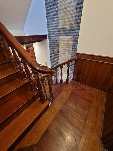 Nhà 5 tầng full gỗ cao cấp gõ đỏ dtsd 220m2 có hộc thang máy chỉ 12.9t