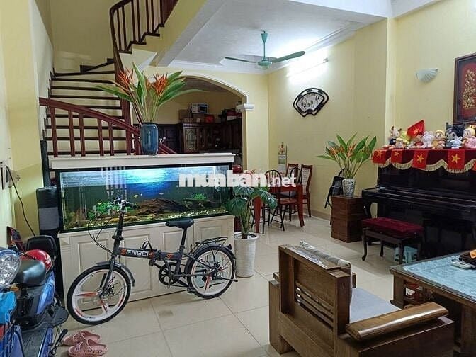 BÁN NHÀ  - THOÁNG TRƯỚC SAU - Ô CHỜ THANG MÁY - GẦN PHỐ - PHÂN LÔ