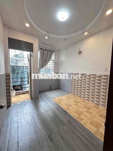 Phòng trọ giá rẻ ban công, máy lạnh quận 4