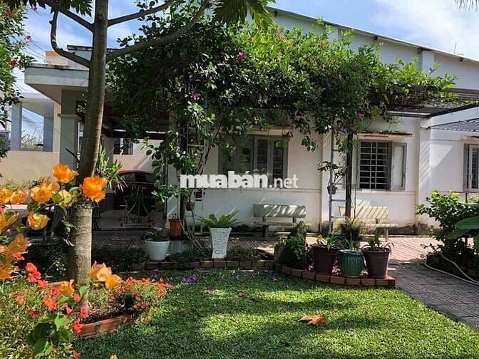 NHÀ GIA ĐÌNH Ở-950M2-3 PHÒNG NGỦ GẦN BỆNH VIỆN, TRƯỜNG HỌC, CHỢ.