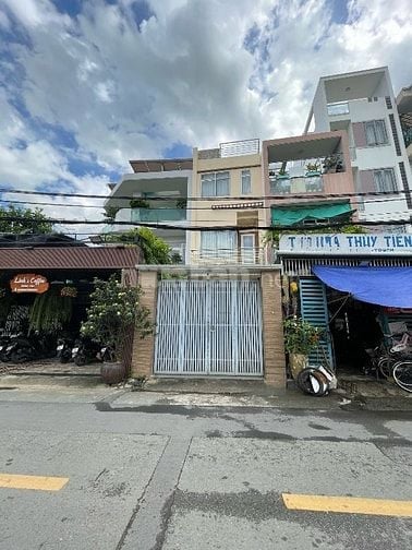 Nhà mặt tiền, gần chợ trường học bệnh viện, 4 tầng vào ở ngay