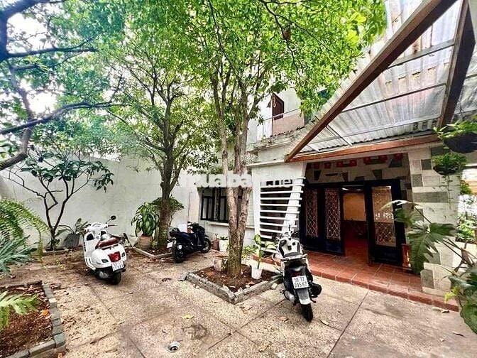 Villa Sân Vườn Cổ Điển Đường Trần Nhật Duật ~ Quận 1