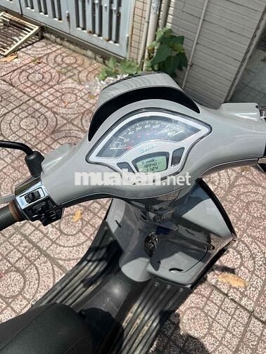 Vespa 2021 màu Ghi
