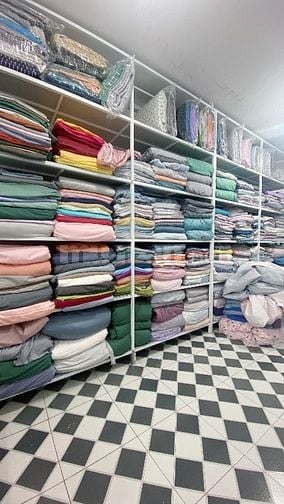Tuyển lao động phổ thông là nam giới làm việc tại cửa hàng