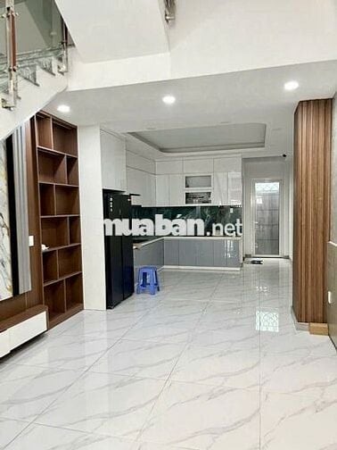 Mặt tiền đường lớn, ngã 3 thông thoáng để kinh doanh và làm dịch vụ.