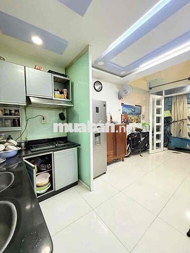 NHÀ BTCT KIÊN CỐ - 32m² - 4 PHÒNG NGỦ - CÁCH MẠNG THÁNG TÁM - TÂN BINH