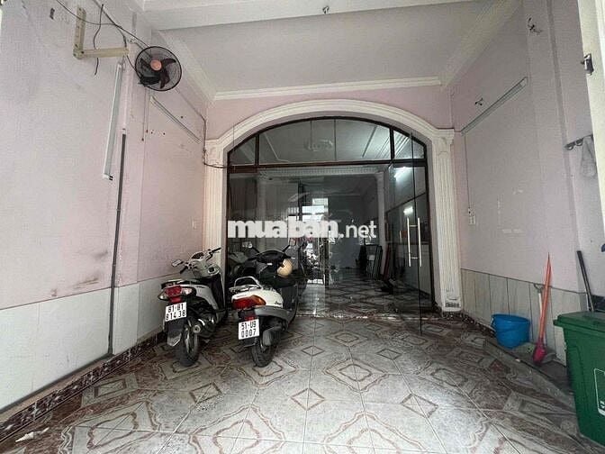 Mặt Bằng Cho Thuê ( Có Sân Đậu Xe )