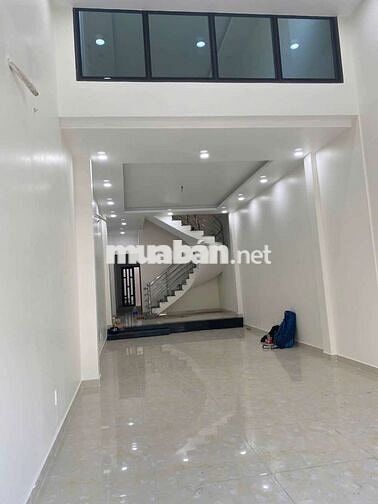 Nhà  mặt tiền trệt 2 lầu 6 pn đường lớn