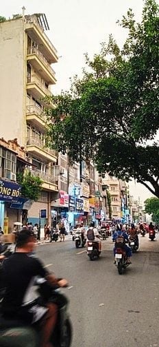 Bán nhà mặt phố Bạch Mai vỉa hè đá bóng, Dt 66m2, Mt 4.5m, vị trí đẹp.