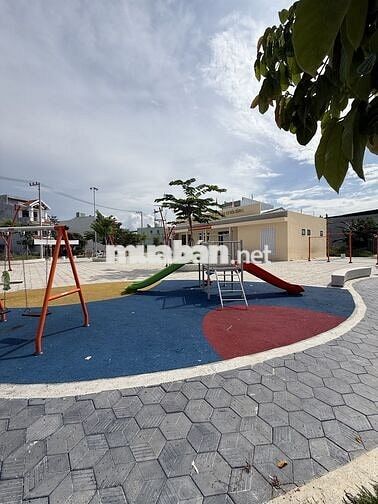 Đất mặt tiền sau bến xe đối diện công viên giá 4tyxx