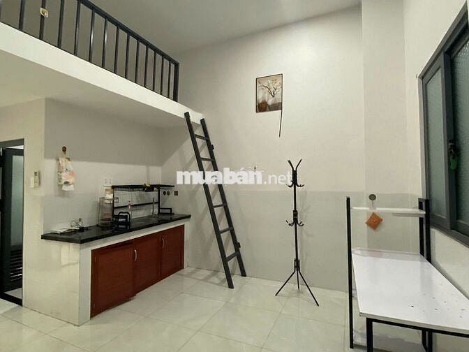Gác, ban công, phòng ngủ riêng, máy lạnh, bếp riêng, toilet riêng,30m²