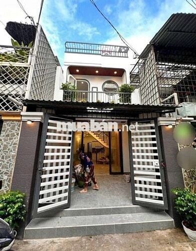 Bán gấp nhà 1 Trệt 1 Lầu, Giá 1ty350tr, Gần Công viên, HĐ thuê 15tr