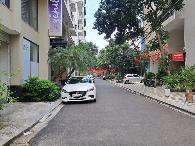Bán nhà Hoàng Quốc Việt, 65m2, 5 tầng, ô tô tránh, phân lô cán bộ
