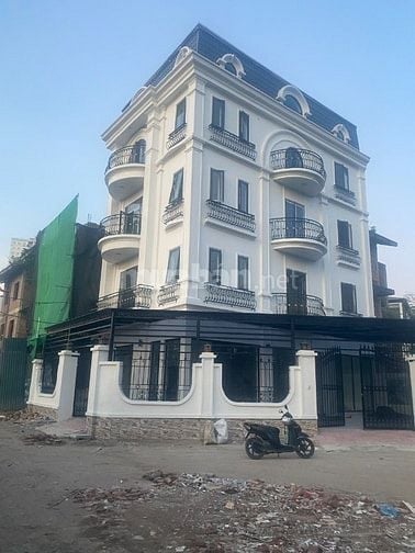 Cho thuê nhà 4 tầng ngõ 521 Cổ Nhuế, DT sàn 400m2 + 80m2 sân vuờn