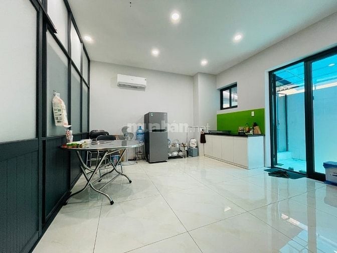 mặt bằng tầng trệt, vị trí đẹp, có chổ đậu oto, bàn giao cơ bản