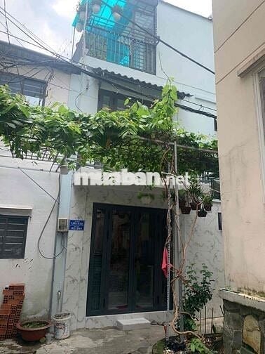 nhà 1 trệt 2 lầu 2 phong ngu 2 tollet  1 sân thuong