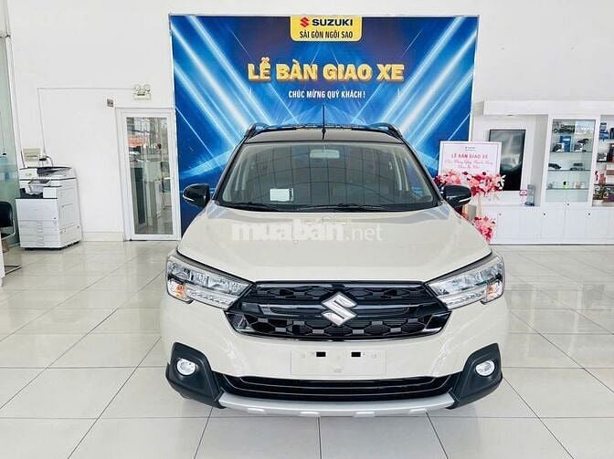 Suzuki XL7 7 chỗ, màu trắng ngà nóc đen