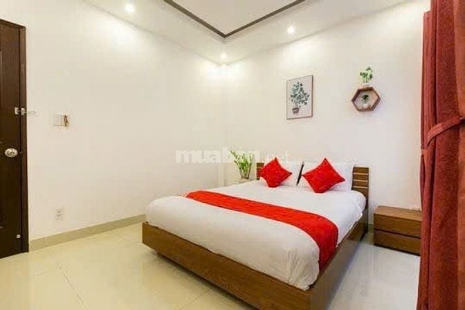 Khách sạn Nguyễn Minh Hoàng (K300). DT 4.2x17m, hầm 6 tầng