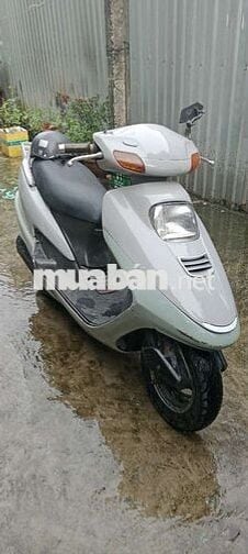 Xe Honda màu bạc
