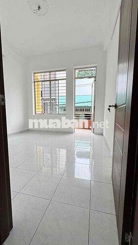 Share phòng ban công lầu 1 trong nhà nguyên căn Âu Cơ P10