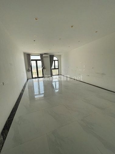 Cho thuê shophouse 5 tầng diện tích 500m2 có thang máy giá 35tr OCP1 