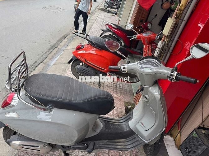 Vespa Sprint 2020 màu xám nữ chạy còn mới