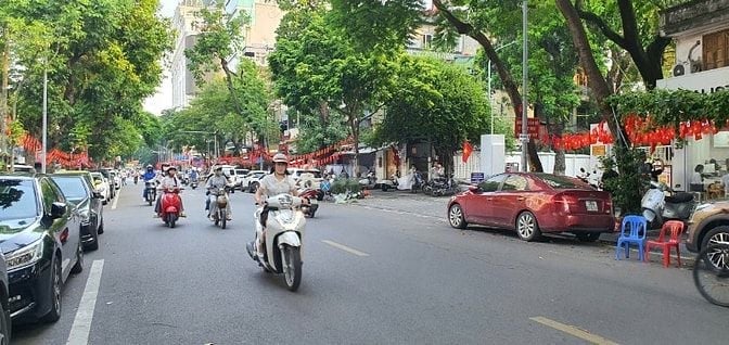 Bán nhà mặt phố lê Đại Hành, DT 40 m2, gần Vincom Bà Triệu