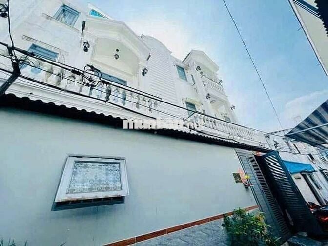Cho thuê nguyên căn mới đẹp, rộng rãi, 3pn có nội thất, Đs 1, P13 GV