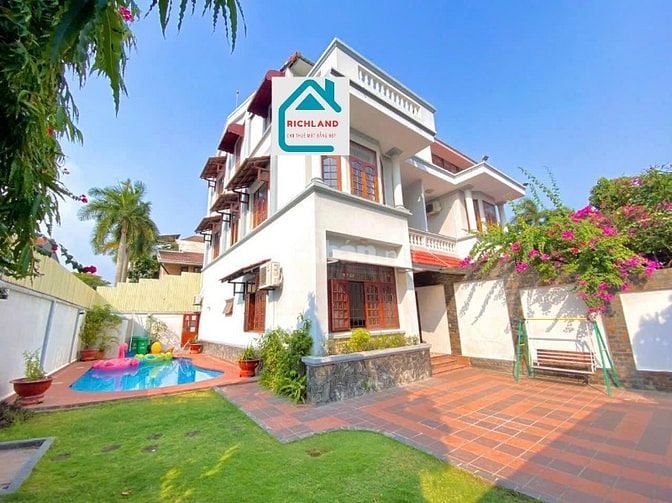 Cho thuê biệt thự 25A Nguyễn Ư Dĩ P.Thảo Điền Q.2 + Diện tích: 20mx35m