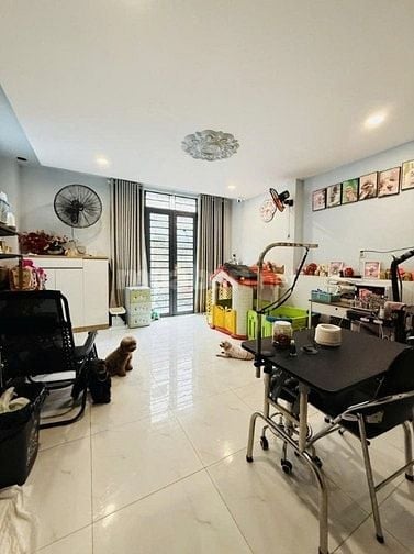 Ban nhà mặt tiền Lê Thị Bạch Cát Quận 11, 4.8x13, kinh doanh tốt, nhỉn