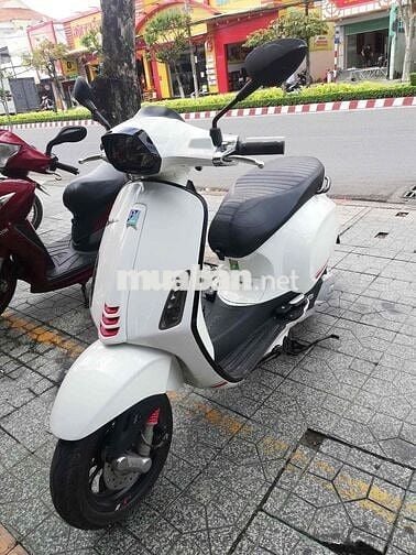 Vespa Sprint 150cc - màu trắng