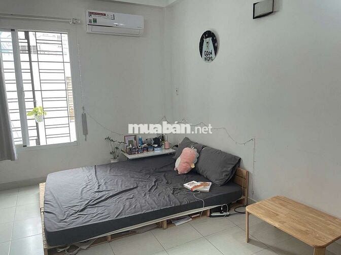 Phòng cửa sổ lớn full nội thất Q1