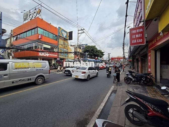 NHÀ MẶT TIỀN GẦN PHẠM VĂN ĐỒNG.DT 40M2.GIÁ NHỈNH 5 .TY