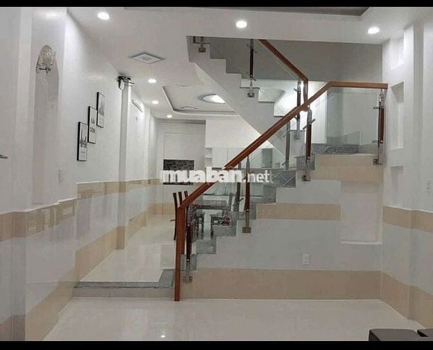 Nhà mới sẵn nội thất ,gần trường gtvt, gần pmqt, di gv gần .