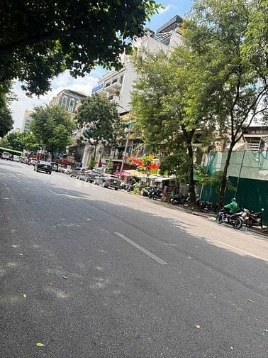 Nhà đẹp Trần Khát Chân, 5 tầng chắc chắn, cách ô tô 15m, 9.6 tỷ