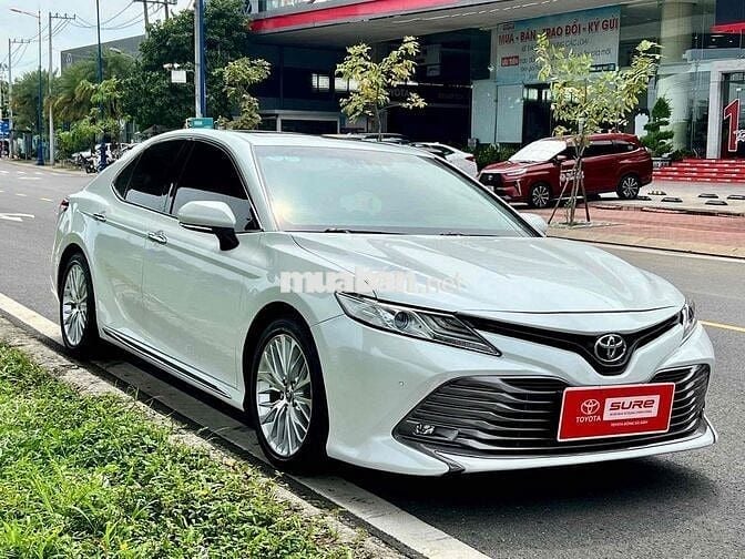 Toyota Camry 2.5Q 2019 màu trắng ngọc trai