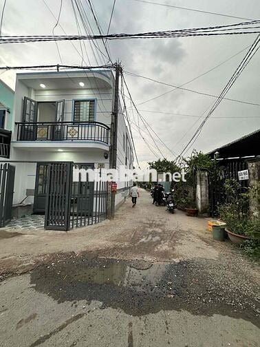 Nhà mặt tiền 1 trệt 1 lầu(4x10)Hóc Môn ngay cầu lớn giá 385 triệu.