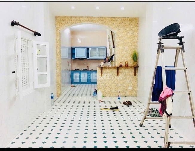 Cho thuê nhà ngõ 218 Tây Sơn, Đống Đa, 40m2x 3 tầng, ô tô đỗ cửa, 