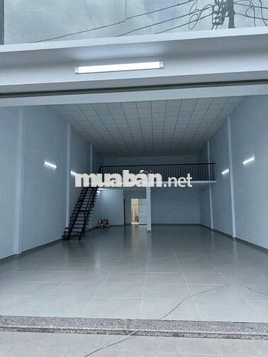 NHÀ XƯỞNG ĐẸP , MẶT TIỀN XE TẢI THÔNG TỨ HƯỚNG GẦN NGÃ NĂM VL