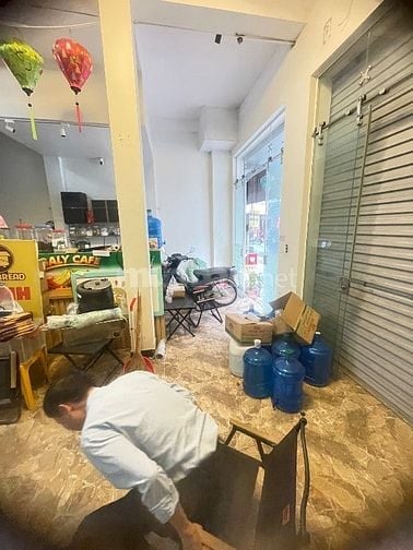 Nhà mặt phố lô góc. 4 p ngủ . 4wc. 1 pk, 1 bếp, có thang máy. Đủ nt