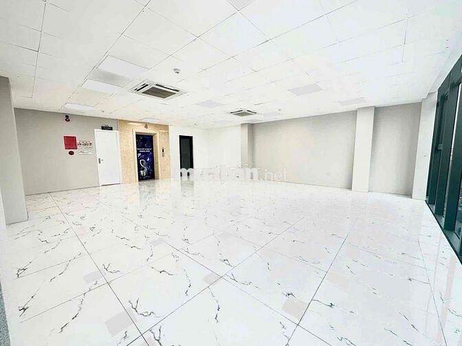 Cho thuê văn phòng tại Láng Hạ 110m2 giá 18t view full kính giá cực re